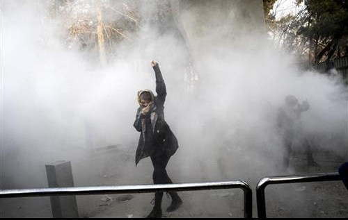 (VIDEO) POTPUNI HAOS U IRANU! Demonstranti napali stanice policije i vojne baze, več ima 12 MRTVIH!